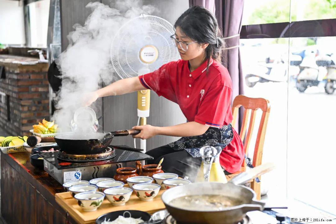 全网追的“扁担女孩”，找了一份暑假工，时薪12元 - 牡丹江生活资讯 - 牡丹江28生活网 mdj.28life.net